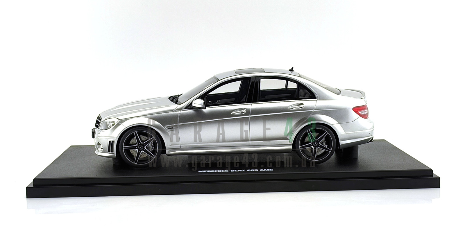 Garage43 - Дорожні автомобілі - Масштабна модель автомобіля 1/18