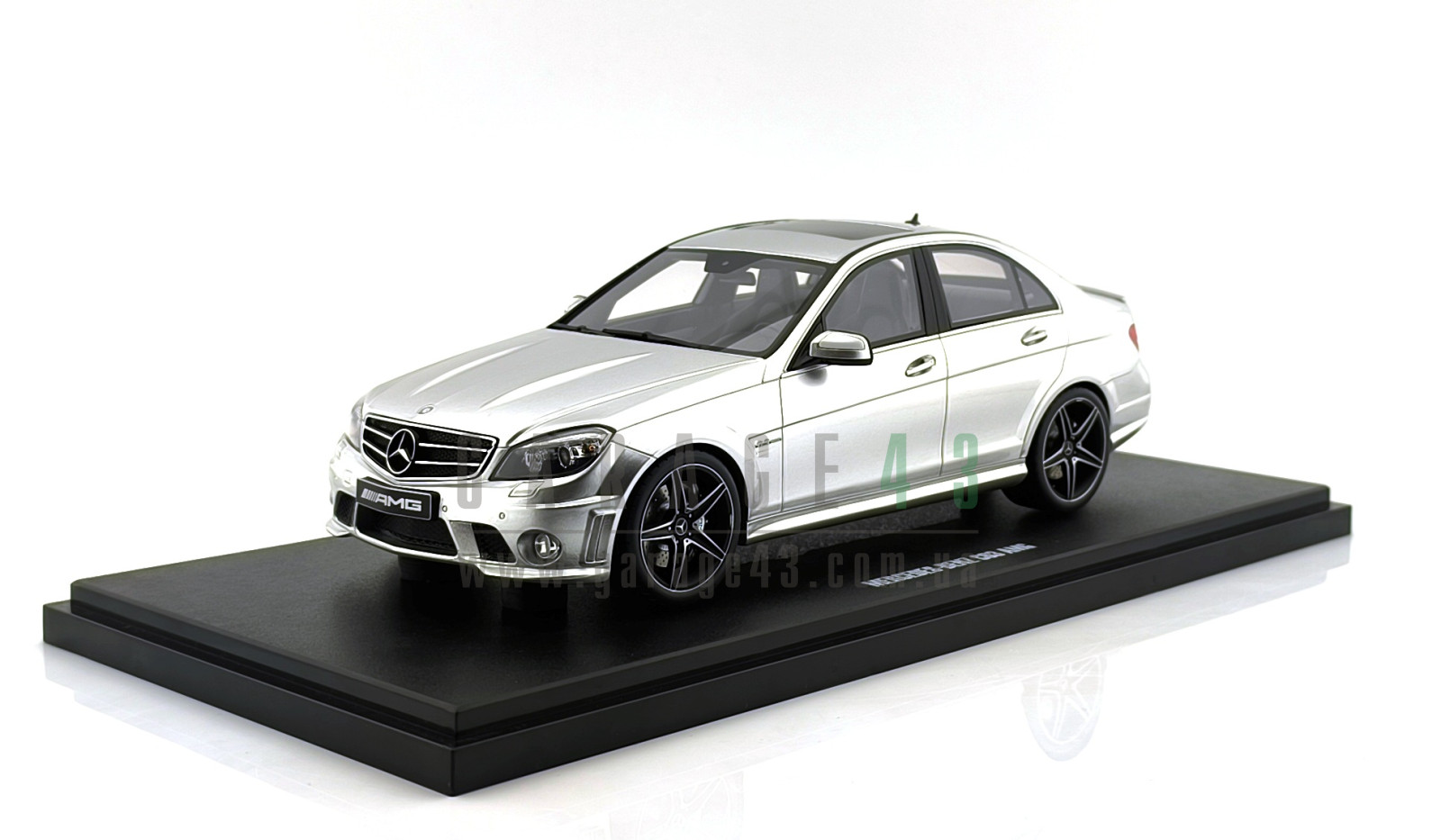 Garage43 - Дорожні автомобілі - Масштабна модель автомобіля 1/18